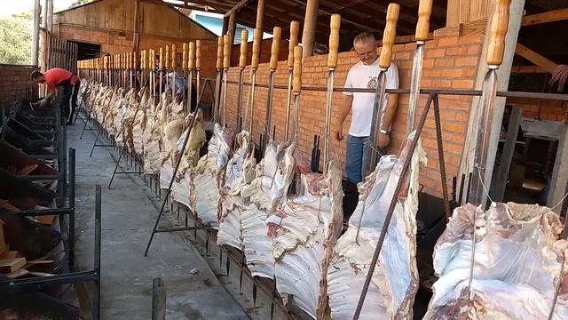 COSTELÃO à italiana: 500 quilos de costelas inteiras temperadas e assadas por 8 horas смотреть онлайн