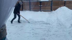 ЗАВАЛИЛО СНЕГОМ//ГУЛЯЕМ В ПАРКЕ//ПОДАРКИ