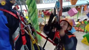 Спуск пострадавшего на спусковом устройстве спасателя подход спасателя снизу