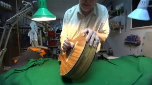 Почему нельзя покупать гитару с фанерной декой. Как отличить массив от фанеры на верхней деке гитар