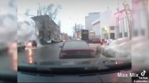 Последствия отсутствия снегозадержателей... #руфлайн #снегозадержание #ограждения #снегопад #опасно