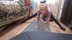 Учу делать шпагаты. Лёгким спосабом. В конце классное движение