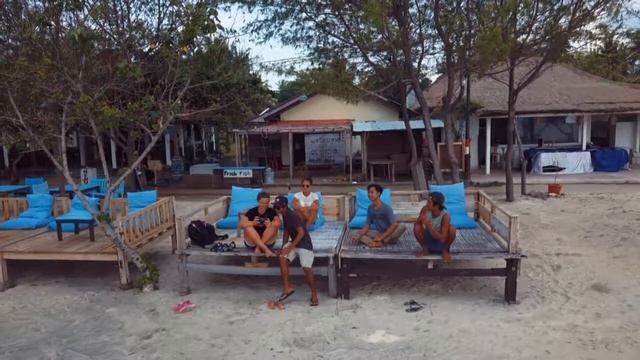 Gili air LOMBOK_Shark bar and Adinda bungalow