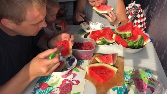 VLOG:🍉КУШАЕМ СОЧНЫЙ АРБУЗ/В САДУ ЖАРИМ САРДЕЛИ НА УГЛЯХ 🍢