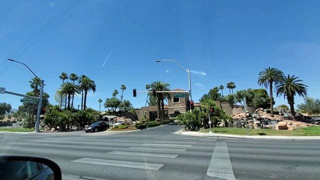 A Horse Crossing And A Lake In The Middle Of LAS VEGAS? смотреть онлайн