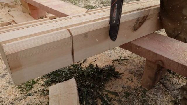 Как правильно запилить чашы на брусе в пол бревна. смотреть онлайн