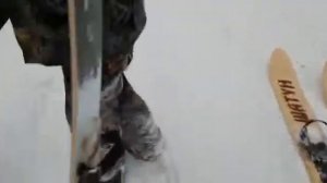 Сравнение пластиковых и деревянных лыж (подбиты снизу от скольжения назад).