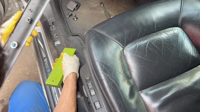 Как демонтировать и очистить водительский коврик на Вольво? смотреть онлайн