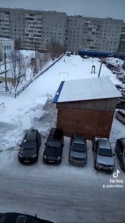 Последствия отсутствия снегозадержателей... #руфлайн #снегозадержание #ограждения #снегопад #опасно