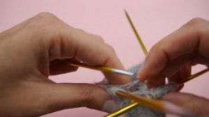 Простые пушистые варежки из ангоры с отворотом