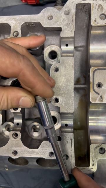 Установка клапанов гбц дизельного мотора Вольво. смотреть онлайн