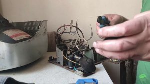 🔥 Разобрал старый телевизор — нашёл неожиданные детали! 📺 Что можно забрать
на запчасти?