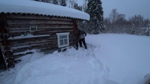 На рыбалку с ночёвкой за трофейной щукой. Тёплый охотник заходил в избушку 1 серия