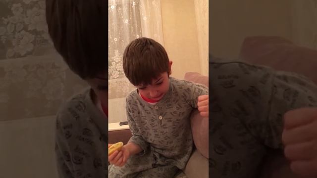 Очень кислый лимон 🍋🍋🍋🍋🍋 смотреть онлайн