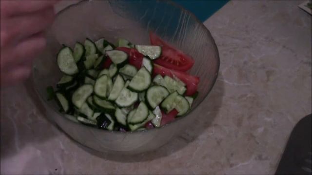 Тунец с салатом из шпината и сельдерея смотреть онлайн