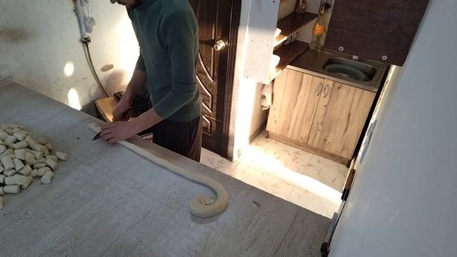 tandir somsa hamir kesish #Uzbek national food #tandoor somsa #тандыр #самса смотреть онлайн