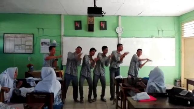 Filosofi Boyband (Pineaple Pen Apple Pen & Baby Shark) смотреть онлайн