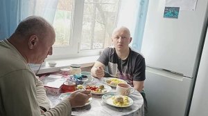 Лопачу просторы интернета. Накормили Артёма. Про старые видео.
