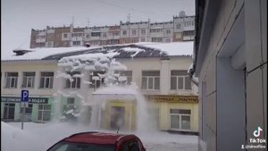 Последствия отсутствия снегозадержателей... #руфлайн #снегозадержание #ограждения #снегопад