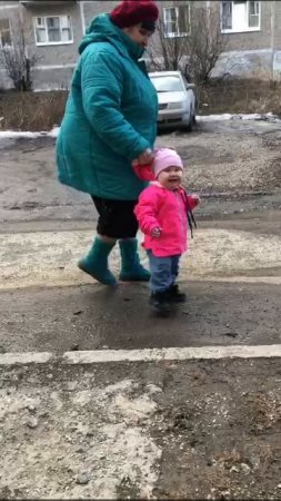 01-04-2025 Прабабушка с правнучкой на прогулке !