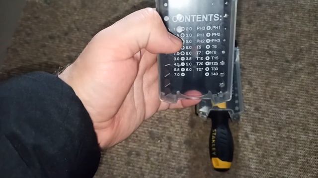 огляд Викрутка Stanley Multibit зі змінними вставками 33+1 предмети (STHT0-70885)