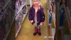 Алиса на приёме у стоматолога.Покупает маленькие игрушки в магазине)