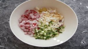 Окрошка с колбасой на ряженке и сметане