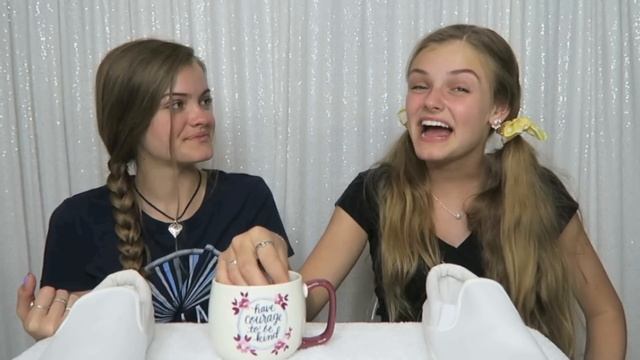 3 Color Tie Dye Shoe Challenge ~ DIY Fun Shoes ~ Jacy and Kacy смотреть онлайн