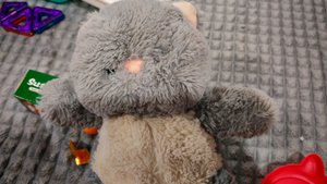 девочка играет в плюшевого котика перед сном, детские игры
