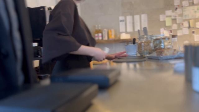 リアルなコーヒー屋夫婦の1日【BARISTA Routine Vlog】A day in the life of a real coffee shop couple смотреть онлайн