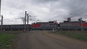 RailWay. Double Header&Gondola cars Railroad crossing. Kuzbass/Двойная тяга ВЛ10 проходит жд переез
