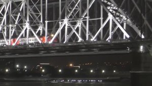 Новогодний электропоезд по мосту через реку Енисей в Красноярске