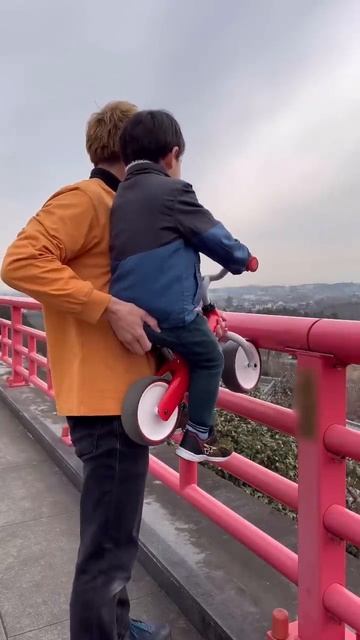 自転車を乗りこなす2歳　2 years old riding a bicycle смотреть онлайн