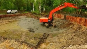 Процесс очистки и углубления пруда