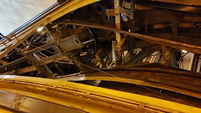 Внутри эскалатор в метро. смотреть онлайн