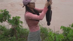 Девушка ловит сома в сильный паводок #fishing