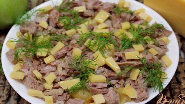 Мясной салат с печеным яблоком