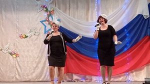Стоят девчёнки, стоят в сторонке