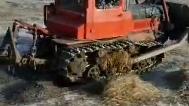 К-701 и ДТ75бульдозер  вытаскивают стоговоз.