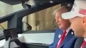 Трамп слушает песню "Матушка Земля, белая берёзонька" - Татьяна Куртукова