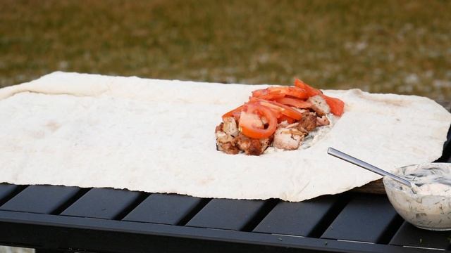 Соковита шаурма на мангалі смотреть онлайн