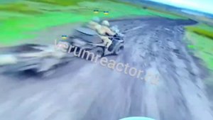 Расчет FPV-дронов Южной группировки войск уничтожил укроквадроцикл в районе Предтечино.