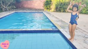 Isa faz o desafio da piscina com pulos estranhos.