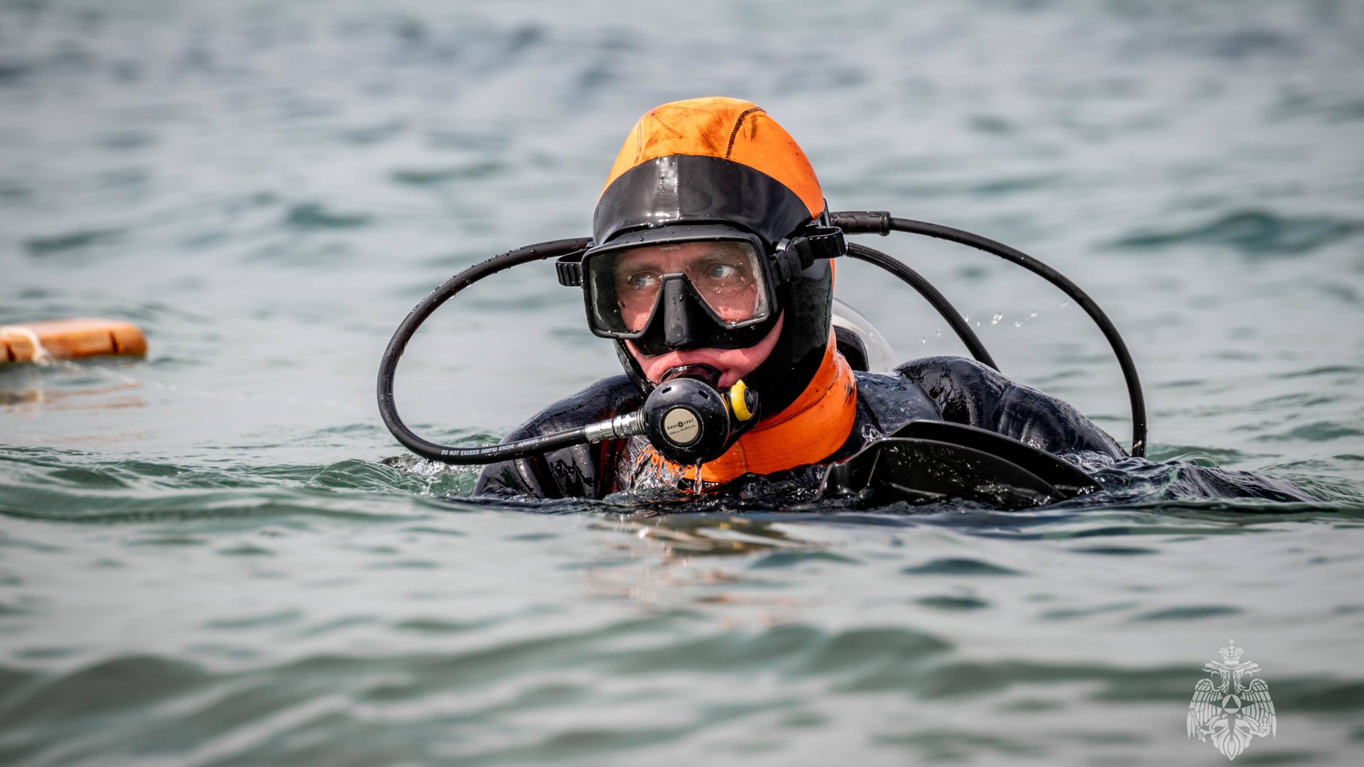 Водолазы МЧС России обследуют севастопольскую акваторию в поисках следов мазута смотреть онлайн