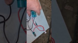 Как спаять два литионных акамулятора для магнитофона кассетника чтобы заменить батарейки на радио и