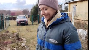 Сажаем полынь в горшки. Продолжаем уборку в саду. Готовим место под розу.