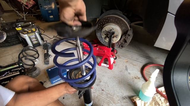 How to replace BMW Z4 Coupe front struts, and springs (Bilstein + H&R) смотреть онлайн