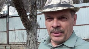 Весенние хлопоты на ближней даче// Покрасил скамейку