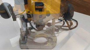 Фрезер DeWALT DW621