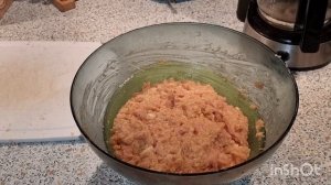 3 Января. Мама  я и Радмила. 4 Января готовим ужин. Витя помогает.